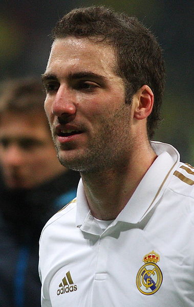 Higuain cade sugli scogli e finisce in ospedale