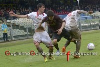 gustavo tra due avversari